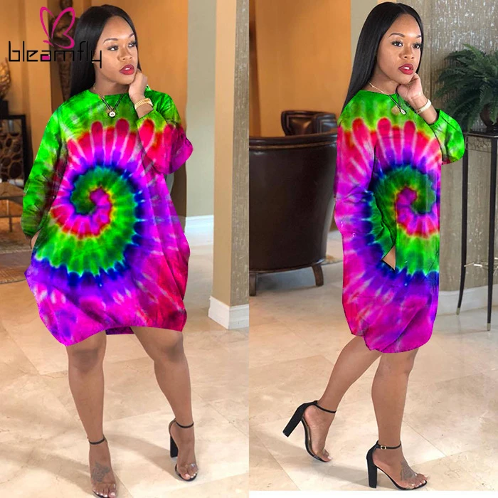 Летнее женское облегающее мини платье средней длины с круглым вырезом и длинными