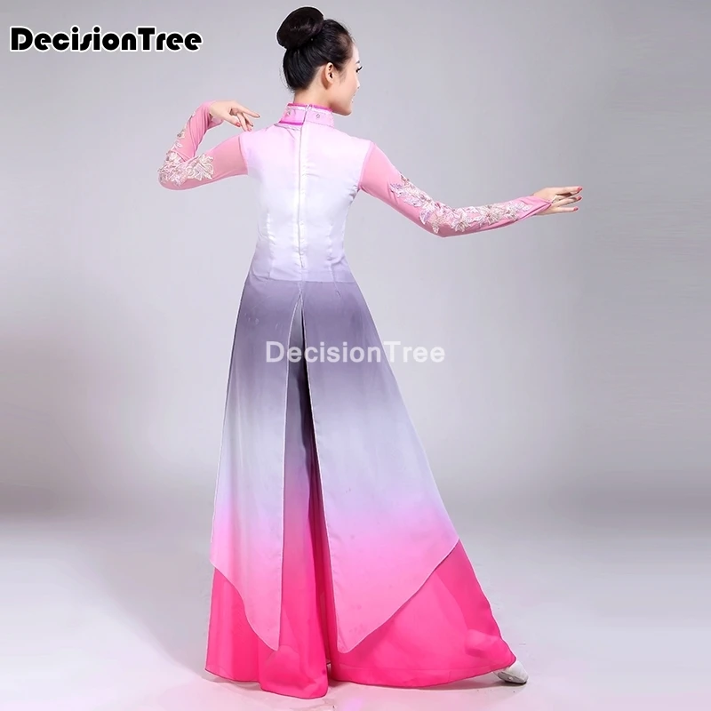 Женский костюм для выступления в национальном стиле хора сцены христианства с