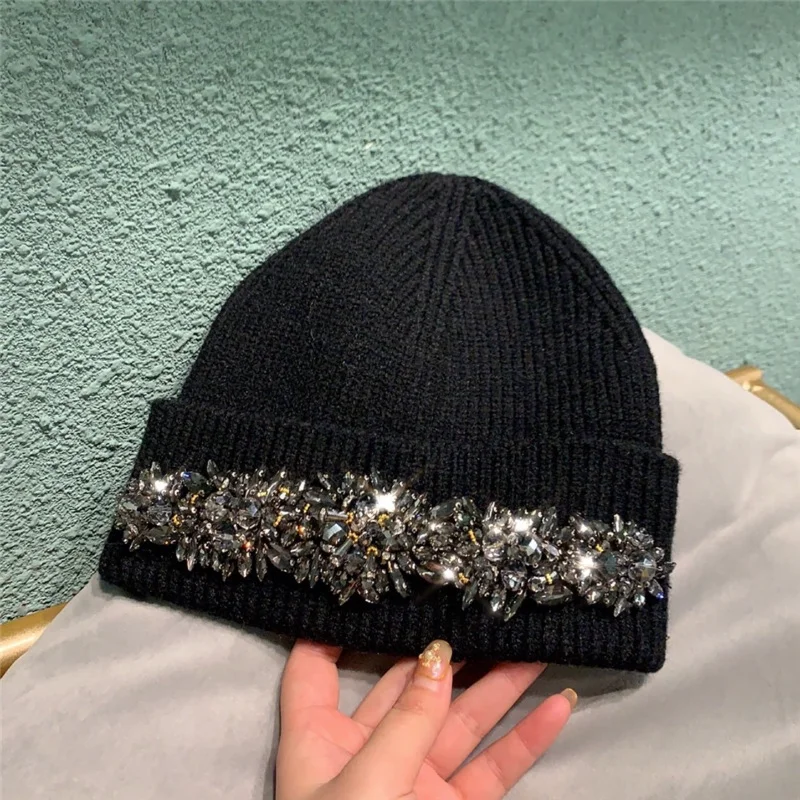 

French new fund is knit cap of black white wool cap whole handiwork diamond autumn winter go on a trip to protect warm ear cap