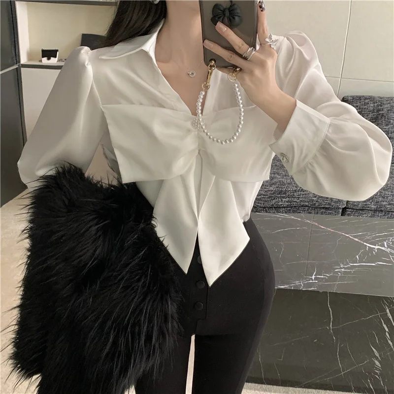 Женская рубашка свободного покроя белая с длинным рукавом и дизайном во