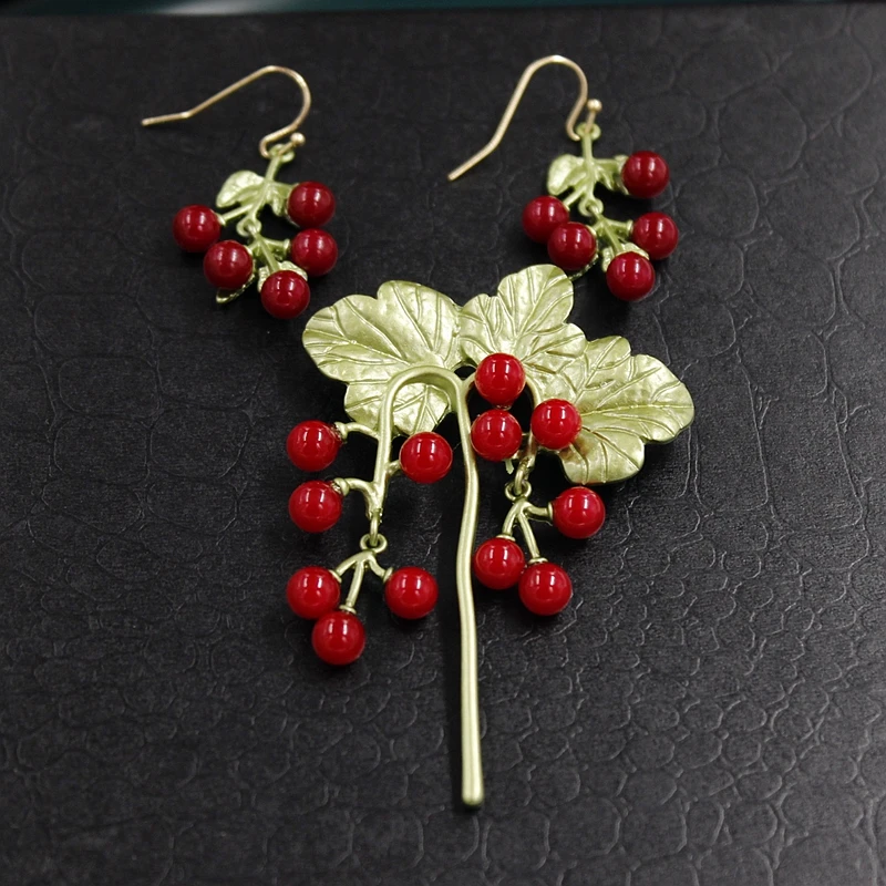 

New Retro Paint Plant Forest Elegant Temperament Simple Net Red Cherry Brooch Women's Clothing Accessories xz0543