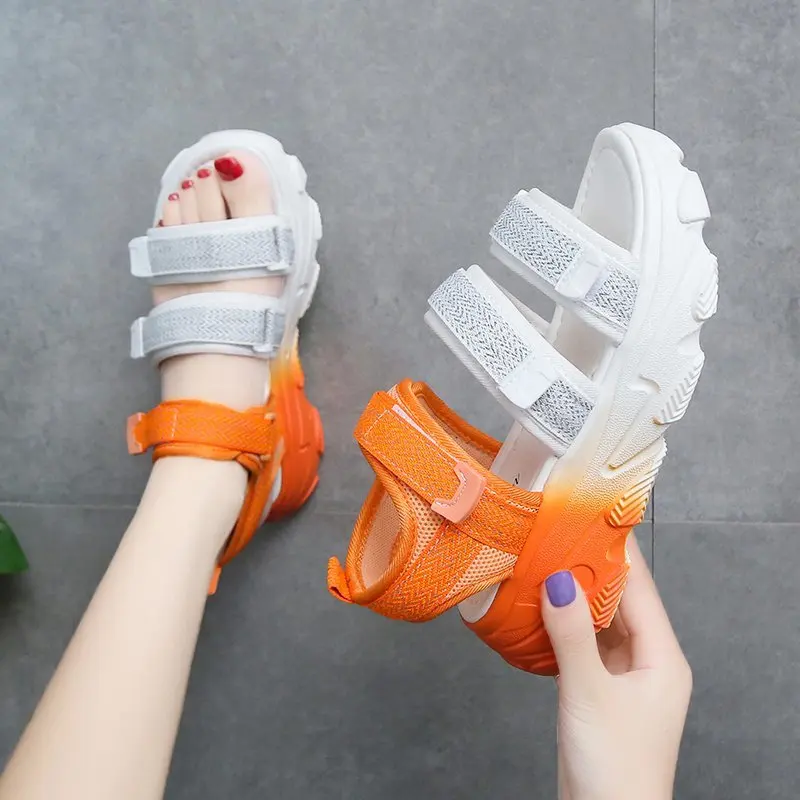 

Прямая поставка; Разноцветные Босоножки на платформе; Женская летняя модная удобная повседневная обувь для улицы; Женские пляжные сандалии...