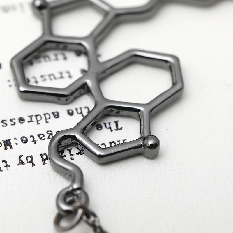 Ожерелье с подвеской черного цвета геометрической формы квадратной химический