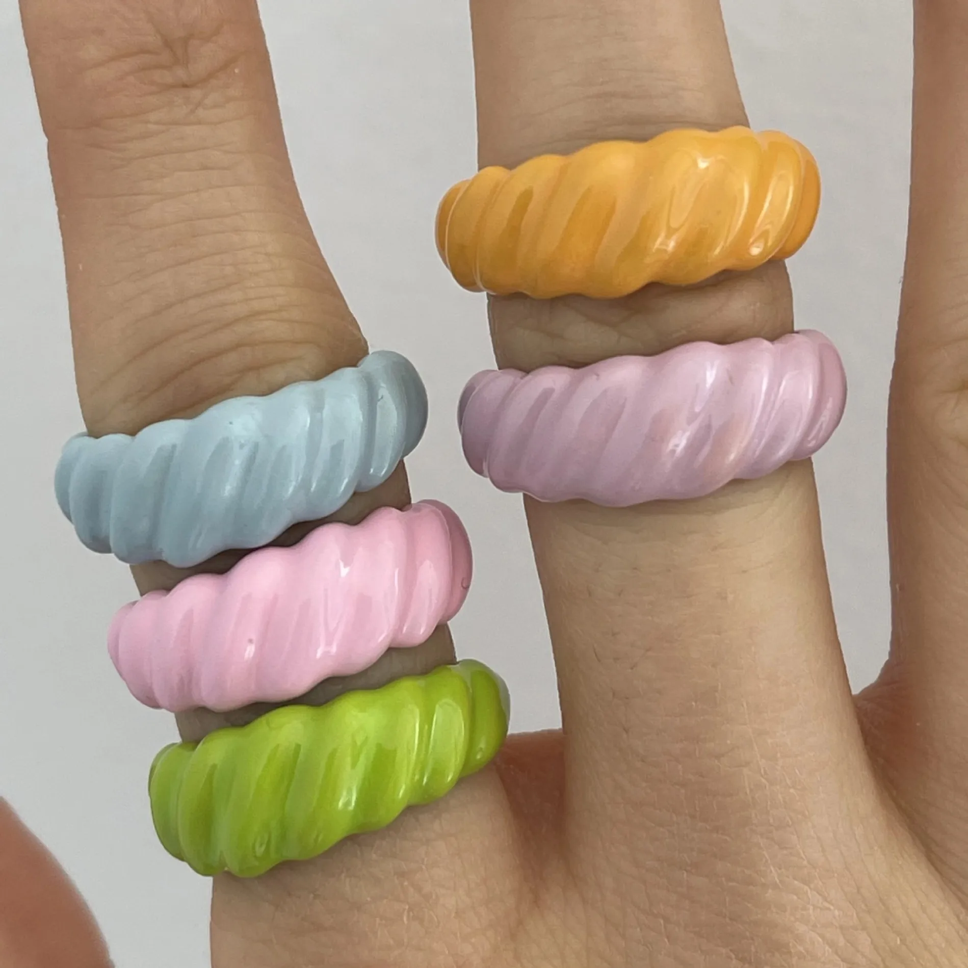 

2022 Fashion Threaded Chain Metal Spray Paint Candy Color Rings for Women Party Pink Yellow Blue Opening Adjustable Ring Jewelry