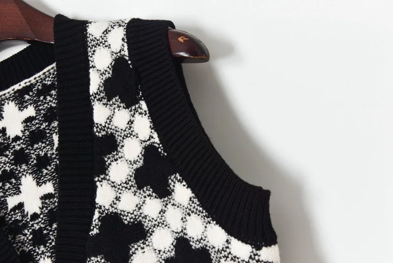 

Runway Sweater Vest Women 2021 Autumn Winter V neck One BUtton White Black Argyle Short Sleeveless Knitted Cardigan Streetwear
