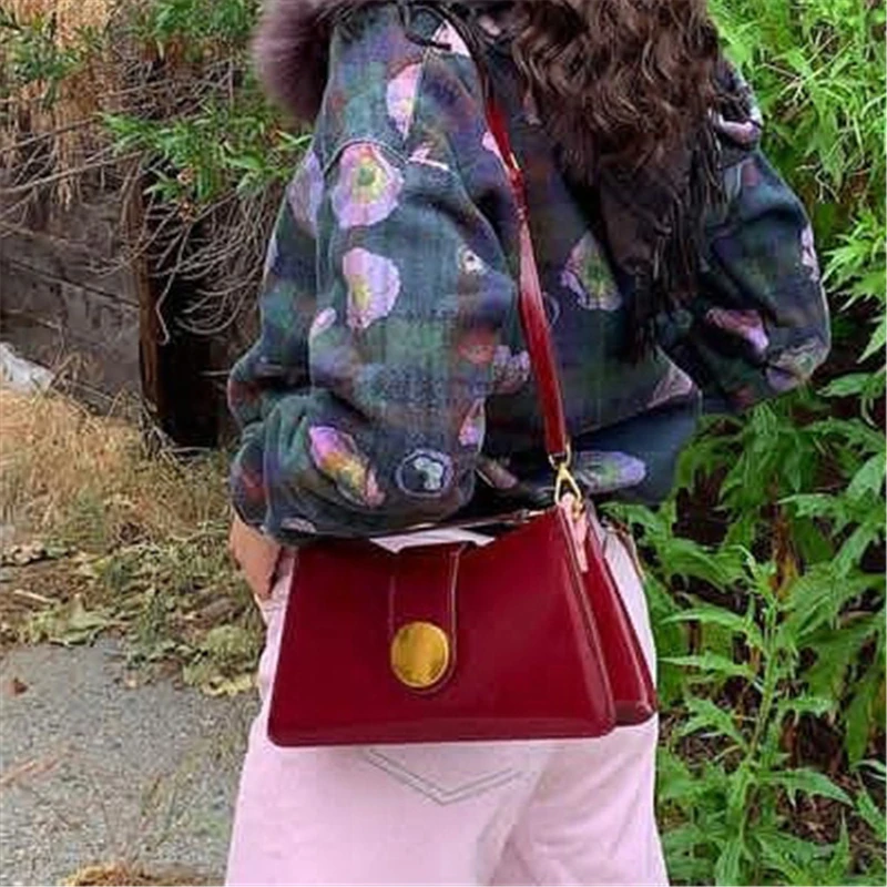 Винтажная сумка аллигатора с металлической круглой пряжкой на плечо кожаная