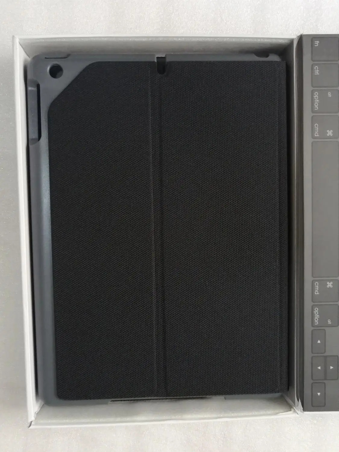 Чехол Logitech Slim Folio со встроенной Bluetooth клавиатурой для Ipad (5 го поколения)