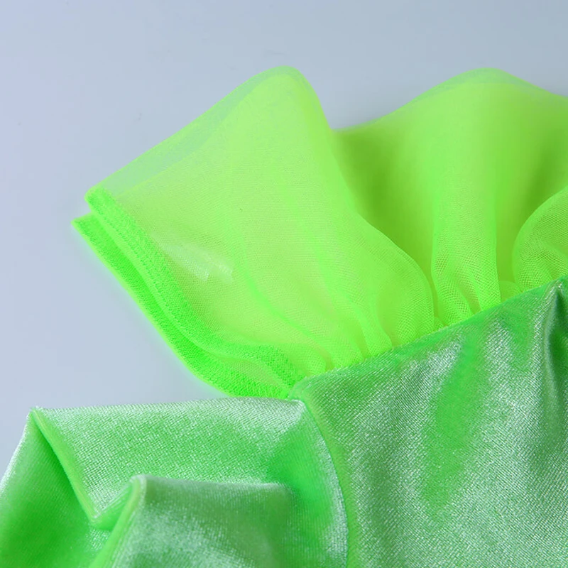 Неоновое зеленое мини-платье с высоким воротом и длинными сетчатыми рукавами