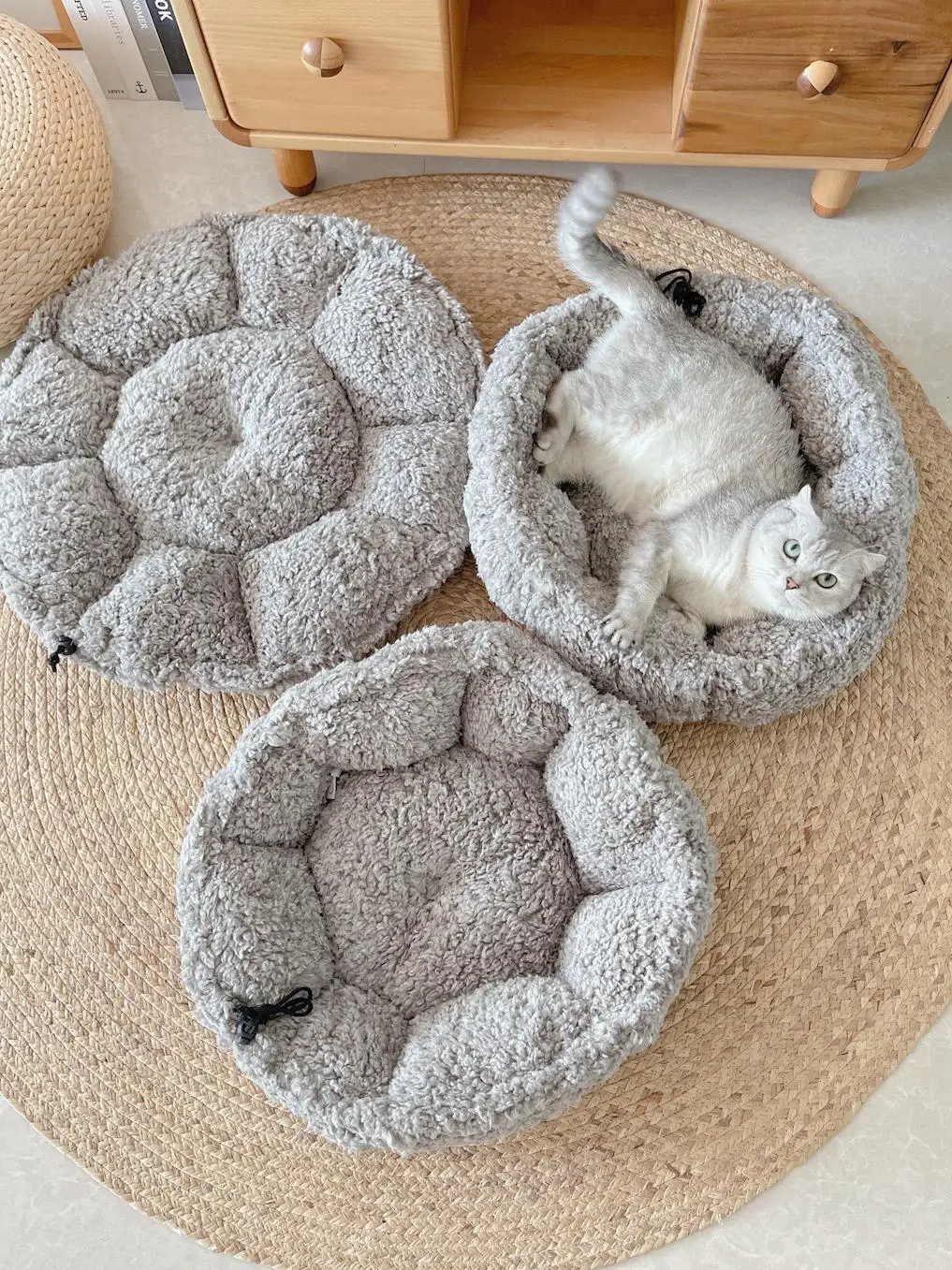 

Stretchable Cat Bed Flower-shaped Pet Bed For Small Cats Dogs Cute Plush Pet Bed Warm Deep Sleep Warm Pet Nest Cat Accessories