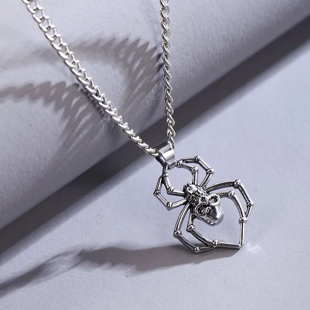 Ожерелье с подвеской в виде паука серебристого цвета |
