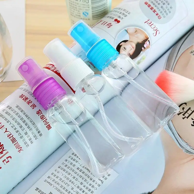 Прозрачная пластиковая бутылка и колпачки пустые косметические контейнеры