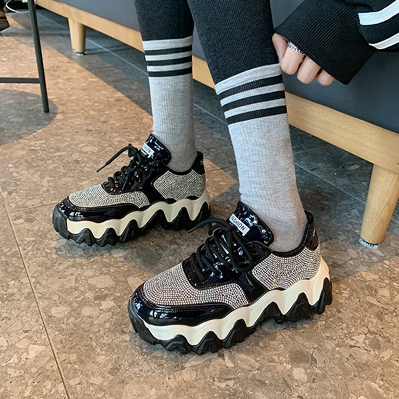 Женские кроссовки на массивной платформе Rimocy серебристые с блестящими стразами