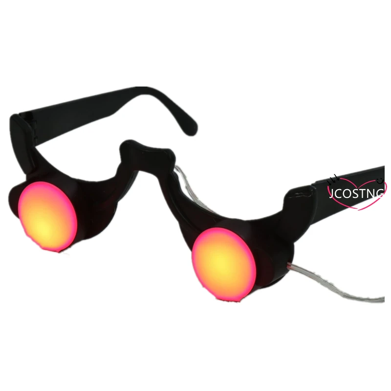 Страшные красные глаза выцветают внутрь и наружу незнакомая фантомная мрачная