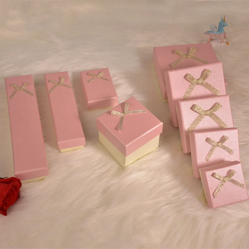 

Подарочная коробка для ювелирных изделий, картонная коробка розового цвета с лентой, кольцом, ожерельем, браслетом, серьгами, с губкой внутр...