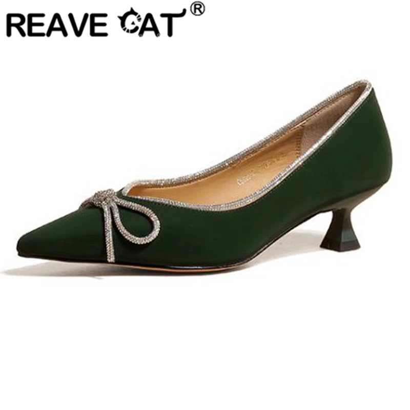 

Женские туфли-лодочки с острым носком REAVE CAT, шелковые туфли-лодочки на каблуке-катушке без застежек с бантиком, однотонные черные или зелены...