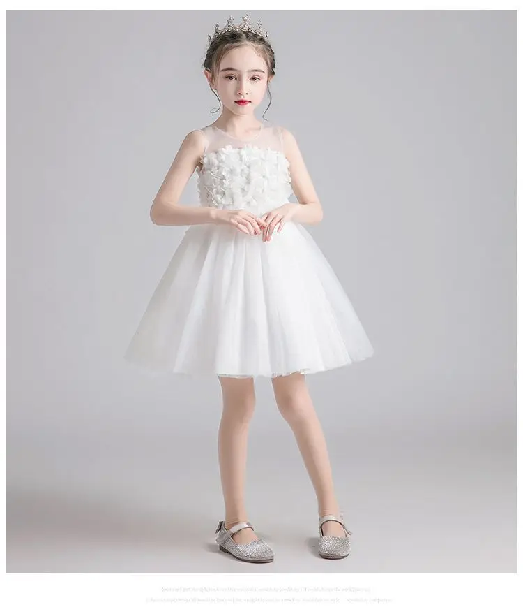 Детское платье с аппликацией в виде лепестков цветов из тюля | Новый год