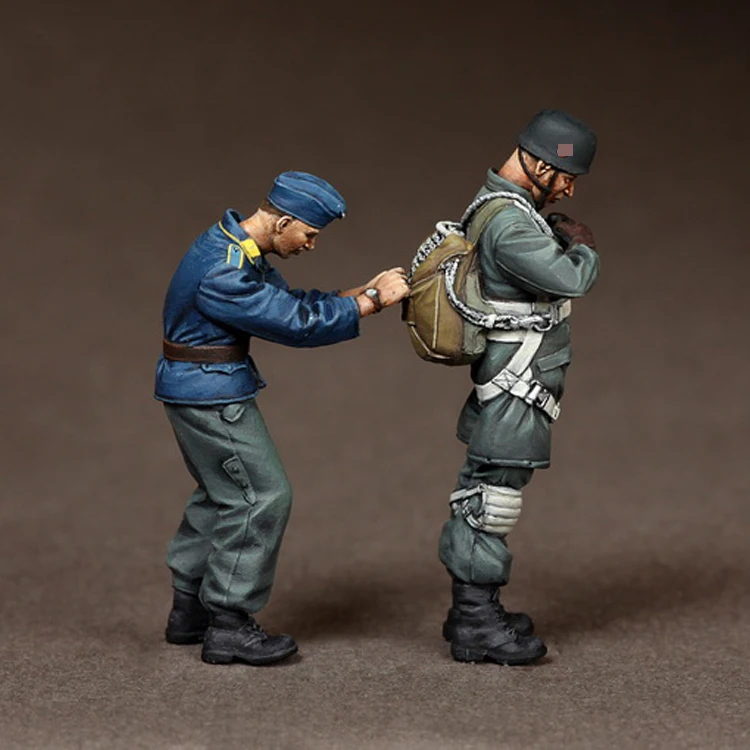 1/35 Fallschirmjagers at the airfield, Resin Model Soldier GK, WWII military theme, Unassembled and unpainted kit