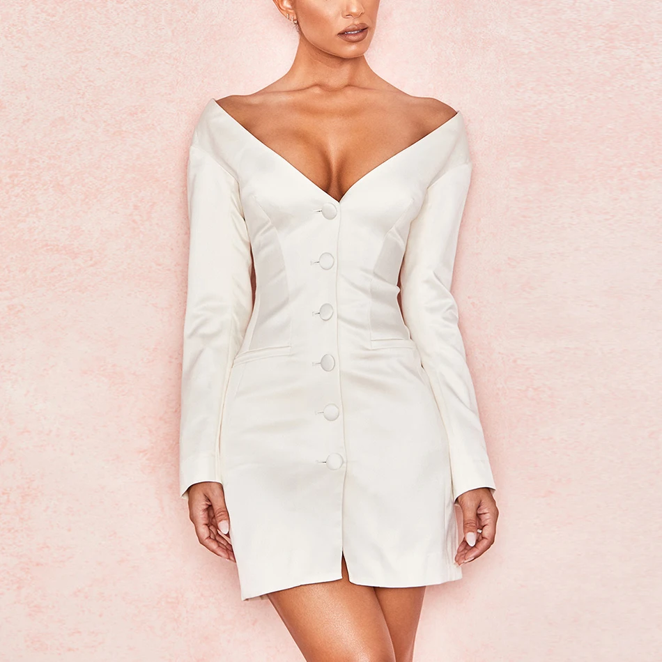 Женское облегающее платье-мини белое с треугольным вырезом и длинным рукавом |