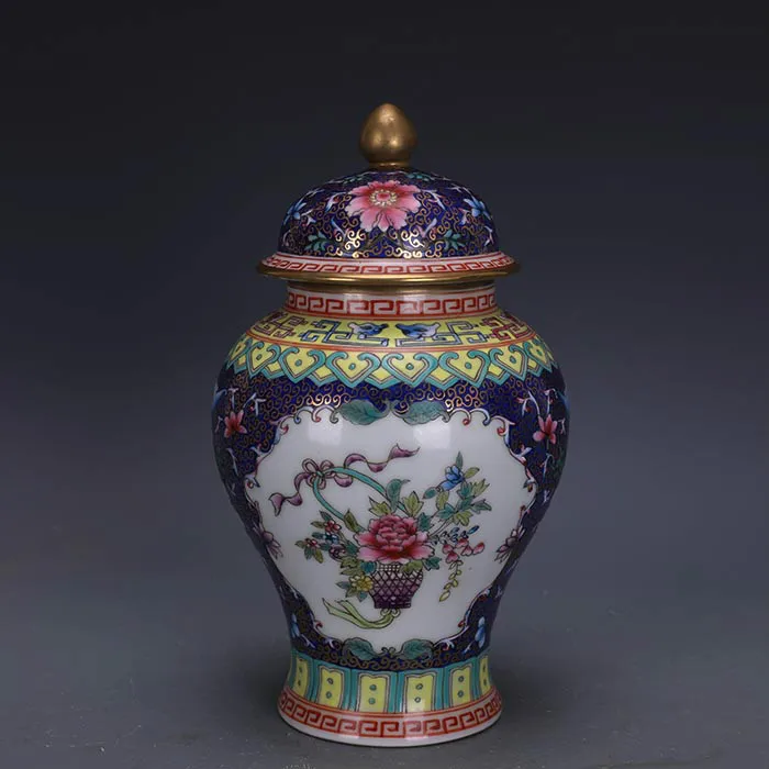 

Antique Chinese Style Jingdezhen Enamel Home Decoration Porcelain Jar New Year Gifts