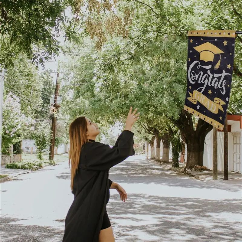 

4 Pcs Practical Pretty Graduation Flag Party Ornament for Party Graduates Garden