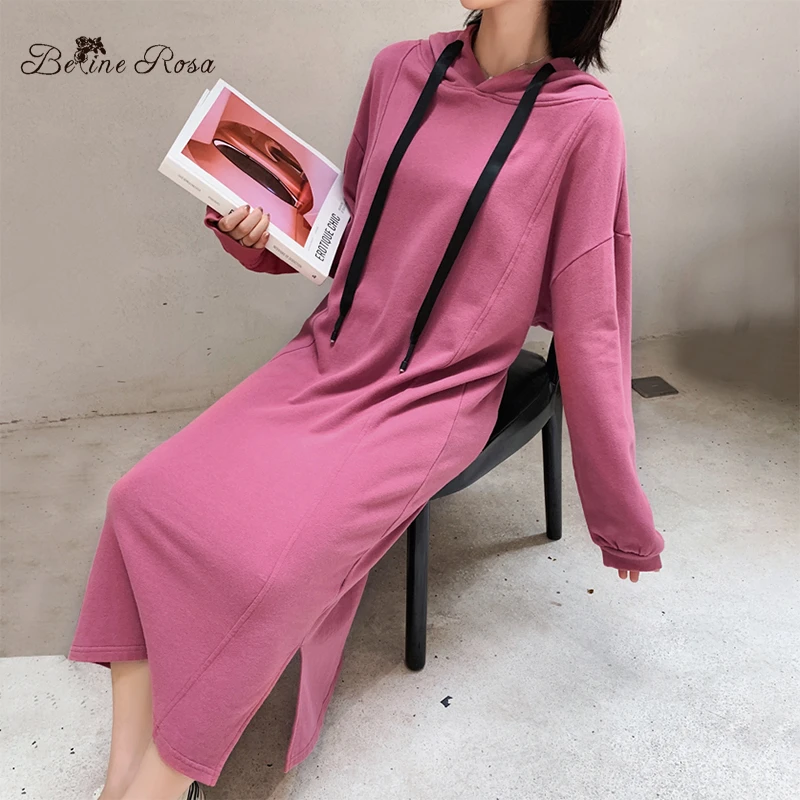 Белые платья с капюшоном в минималистском стиле цвета сливы красного осень.