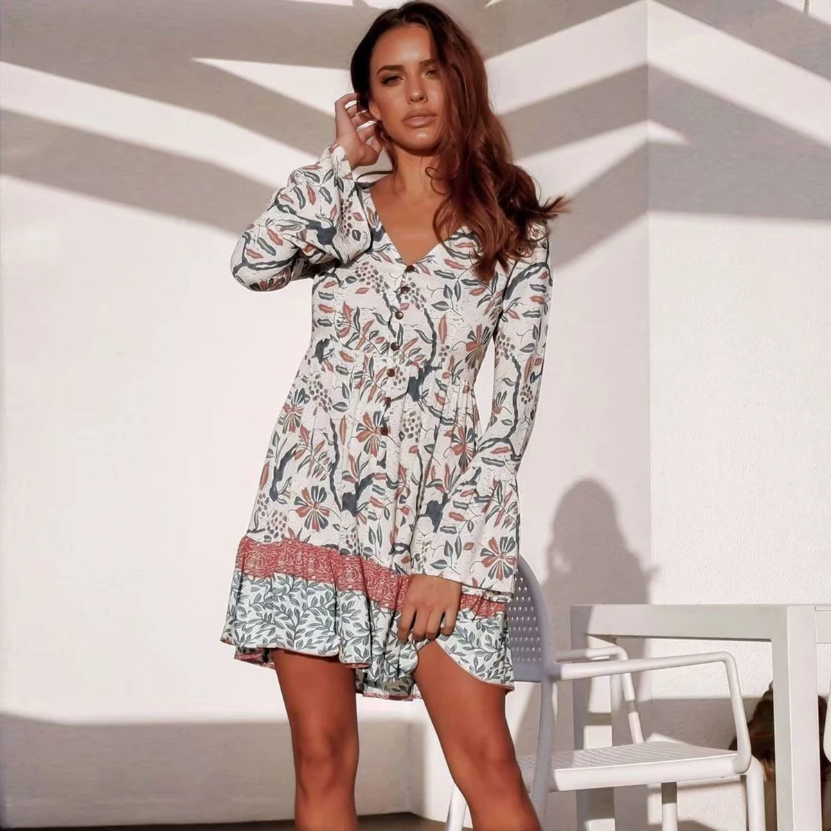 Богемный Вдохновленный цветочный мини платье с длинным рукавом v образным