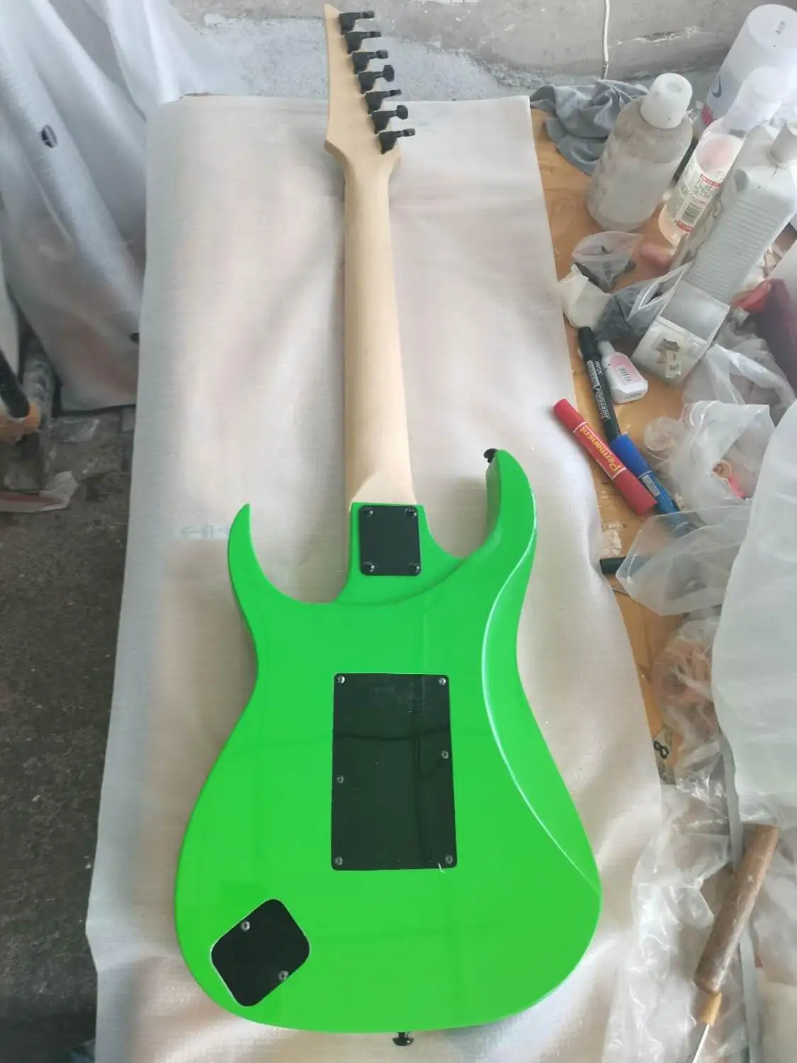 Бесплатная доставка электрогитары 7 струнная гитара черный пикап черные