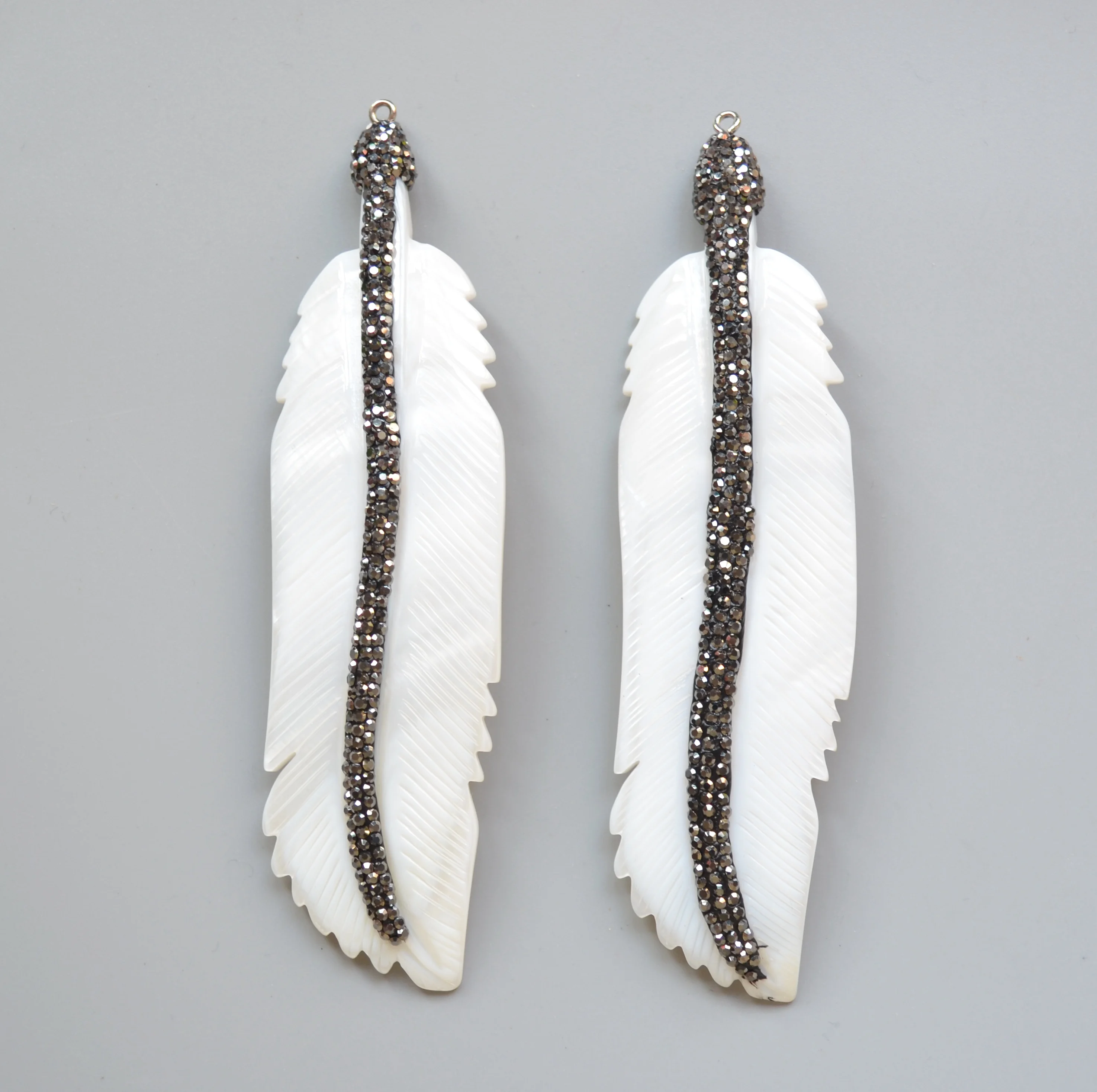 

Кулон в виде ракушки с белыми перьями и выложенным кристаллом циркония