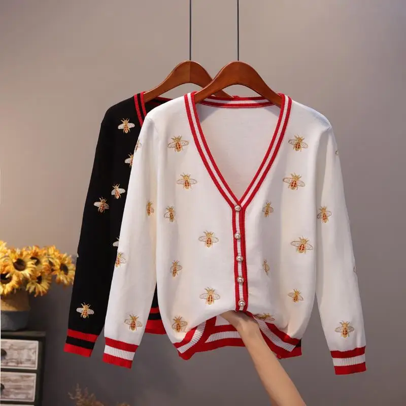 

Knitted cardigan 2021 spring and autumn new bee embroidery color contrast long sleeve top short with thin sweater