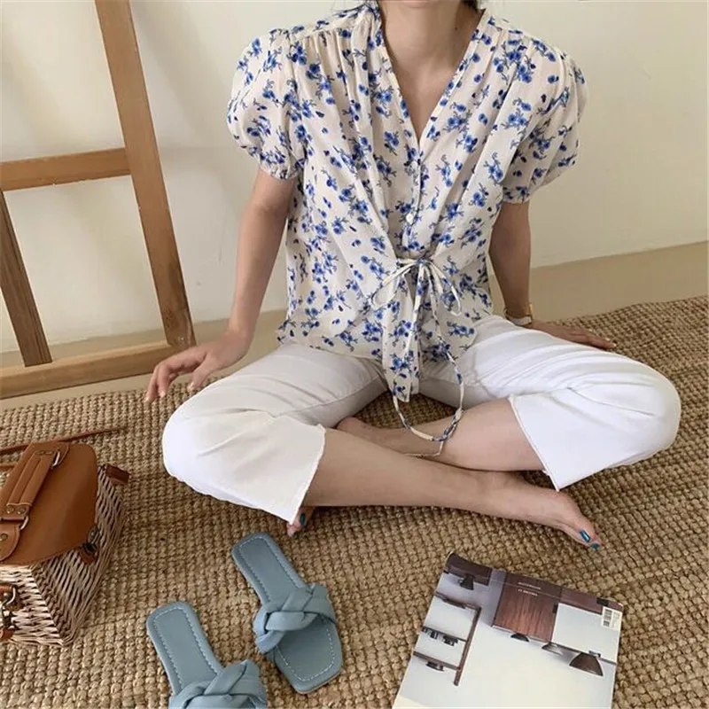 

Korean Style Vintage Floral Shirt Femme 2021 New OL Women Blouses Chic V-neck Puff Sleeve Solid Loose Lace-up Tops