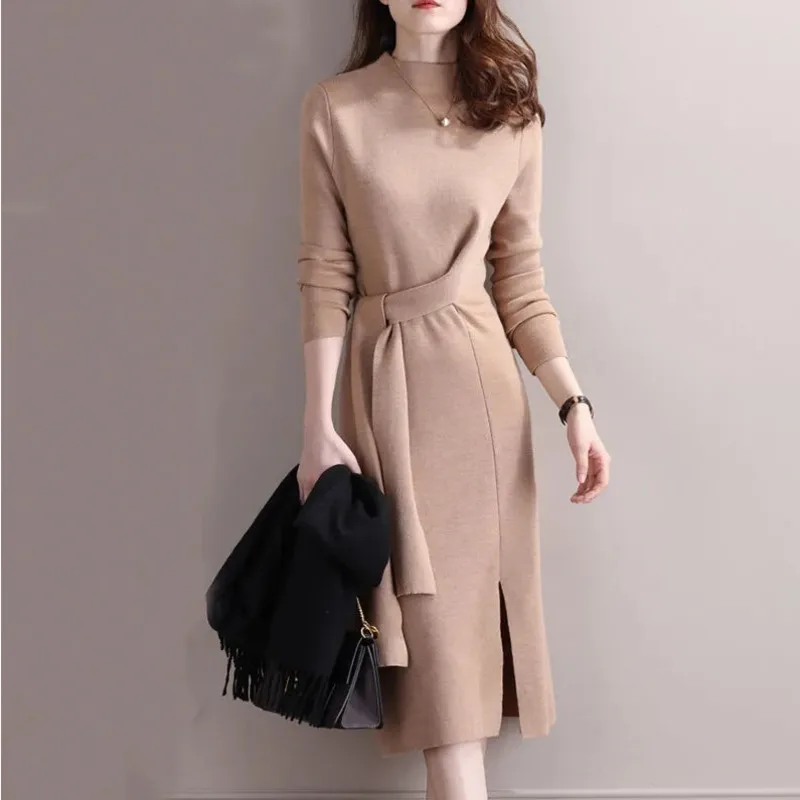 

Женское трикотажное платье-макси с высоким воротом и длинным рукавом