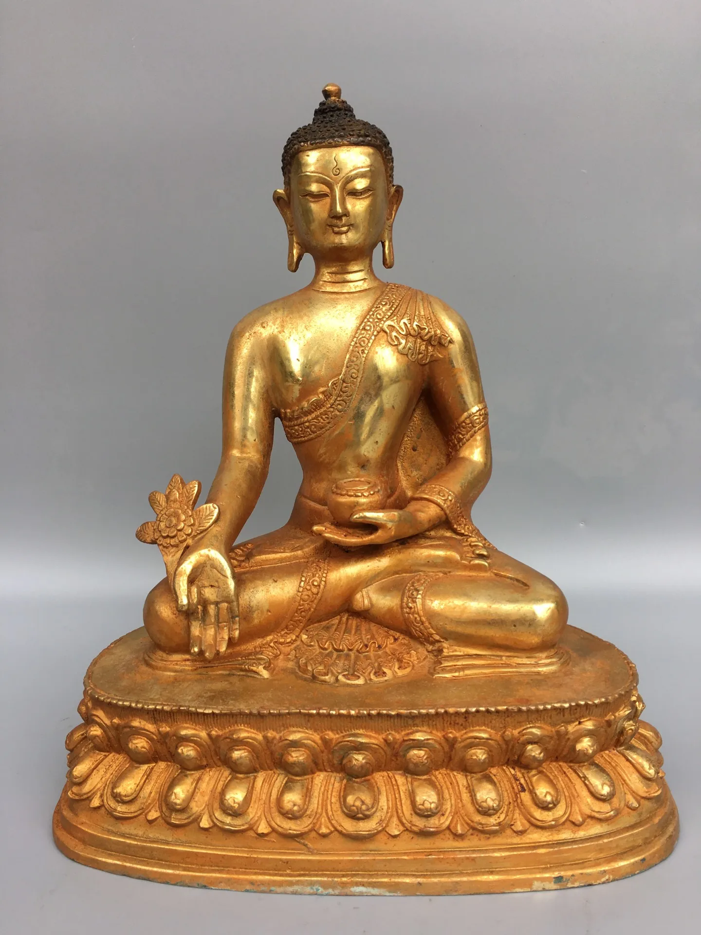 

10"Chinese Folk Collection Old Bronze Gilt Medicine Buddha Lotus Terrace Sakyamuni Sitting Buddha Ornaments Town House Exorcism