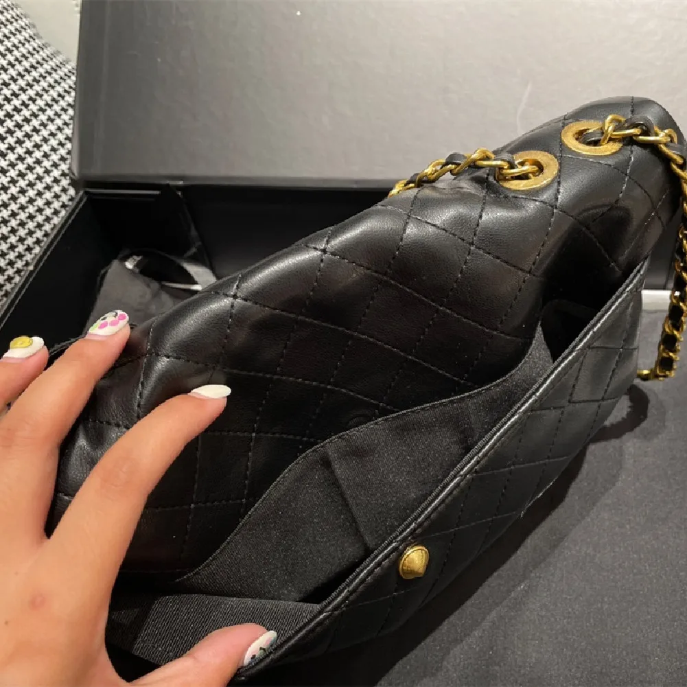 

2021 summer hot style ladies one-shoulder messenger bag, pleated upper body is cool and trendy