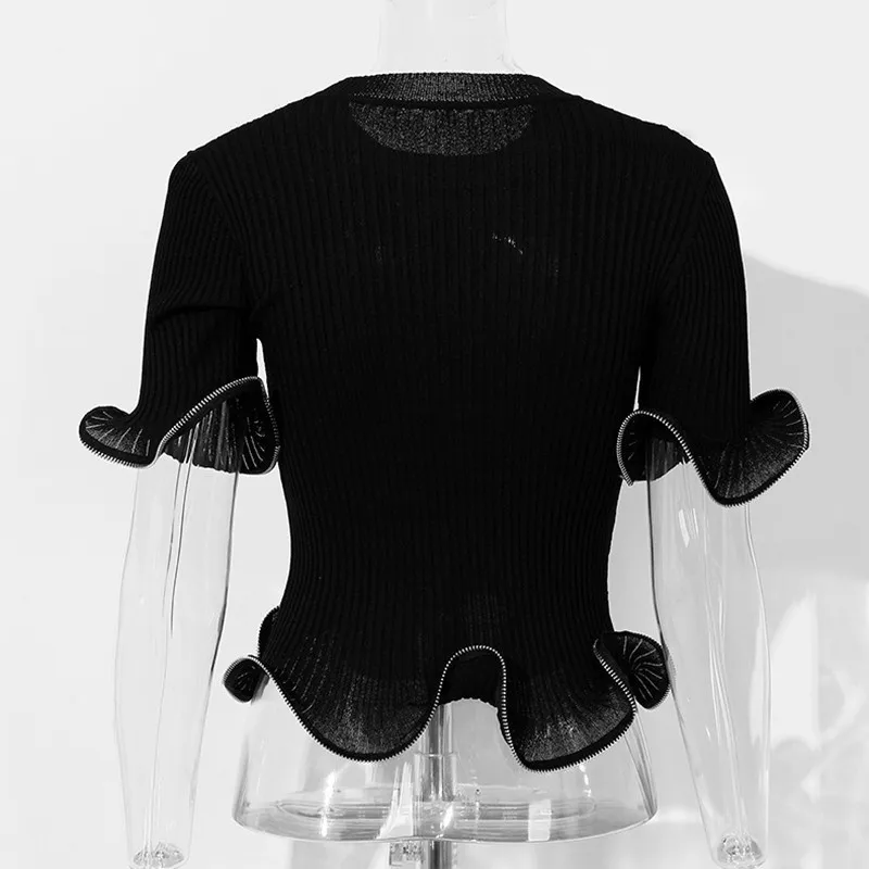 Летняя черная трикотажная футболка для женщин с круглым вырезом и расклешенными