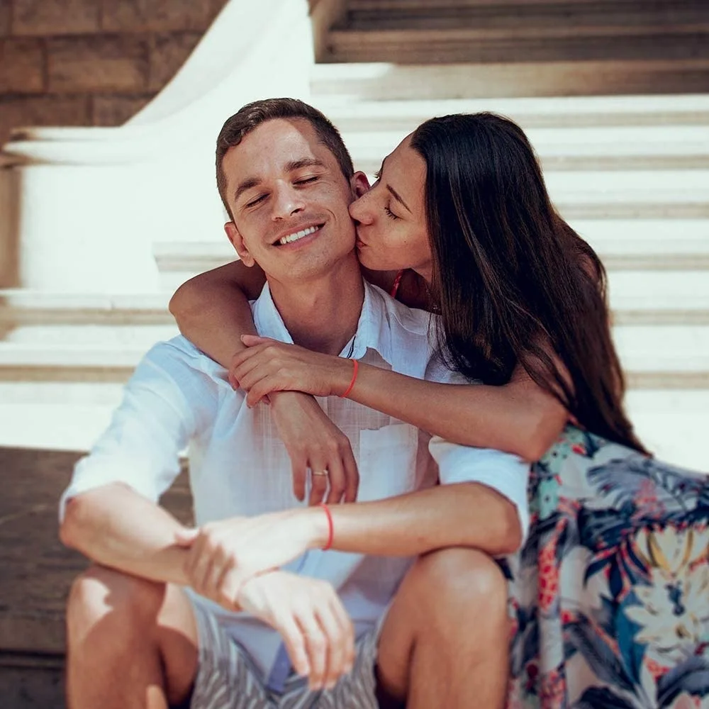 Какие бывают пары влюбленных. Самая счастливая пара. Парная фотосессия у водоема. Пара влюбленных. Какие бывают пары влюбленных.