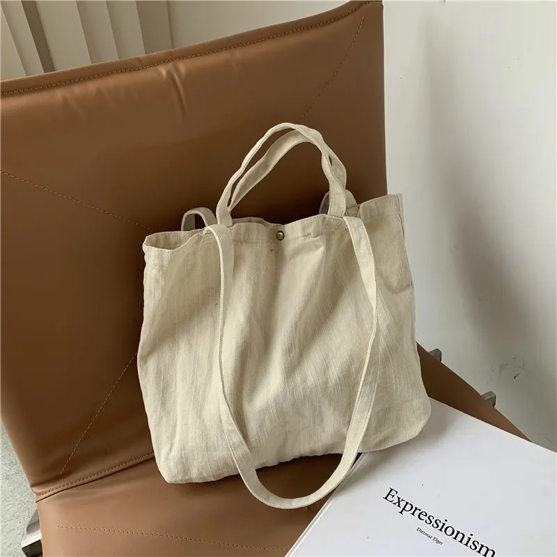 войдя в город с холщовой сумочкой. войдя в город с холщовой сумочкой. сумка levi strauss. льняная сумка через плечо. войдя в город с холщовой сумочкой.