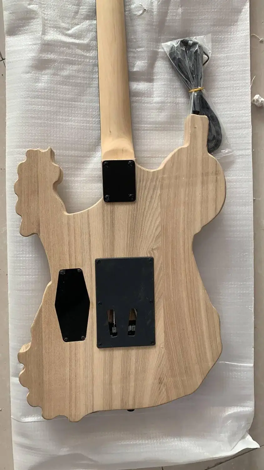 Оптовая продажа резная гитара модель черепа электрическая в натуральном 190420 |