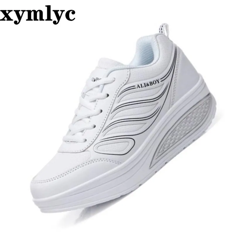 Женские кроссовки на танкетке Уличная обувь толстой подошве повседневные