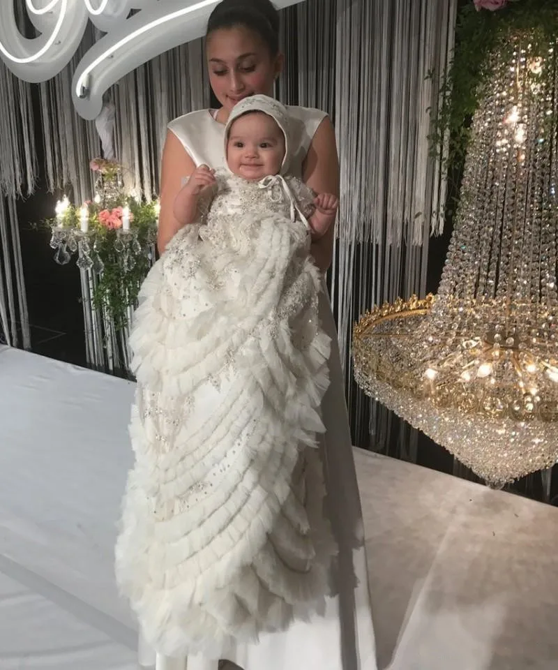Платья для девочек на крестины с аппликацией бусинами и оборками в несколько