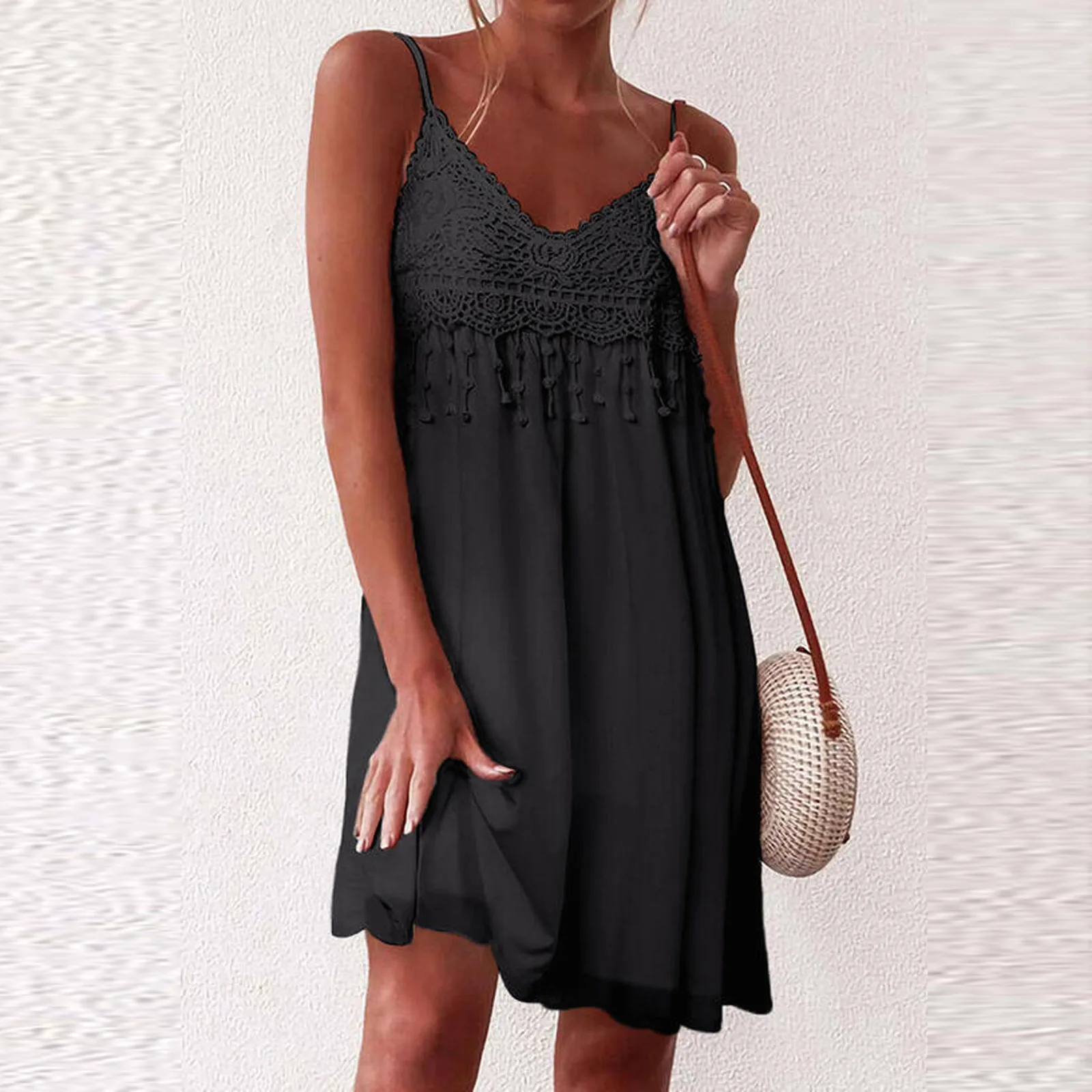 Платье женское кружевное длиной выше колена без рукавов с V-образным вырезом |