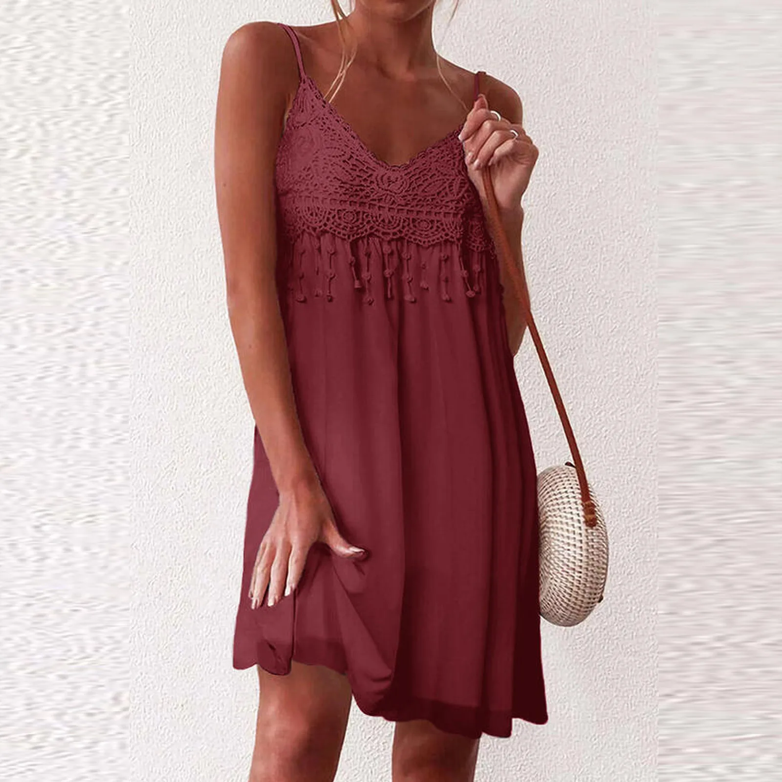 Платье женское кружевное длиной выше колена без рукавов с V-образным вырезом |