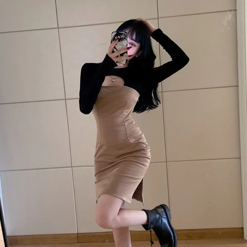 

Женское приталенное платье-футляр с длинным рукавом и разрезом