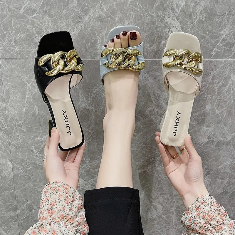 

Мюли женские без застежки, брендовые дизайнерские шлепанцы, квадратный высокий каблук, квадратный каблук, металлическая цепочка, золотисты...