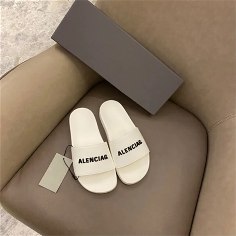 

Europe station new sandals can create a low-key and fashionable look for you