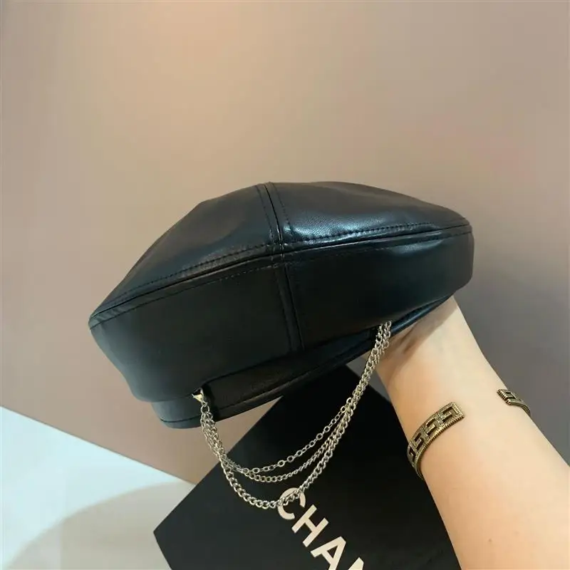 Кожаная беретка на цепочке модной горячей девушки художника, женский головной убор на все времена, дикий высокий тыквенный.