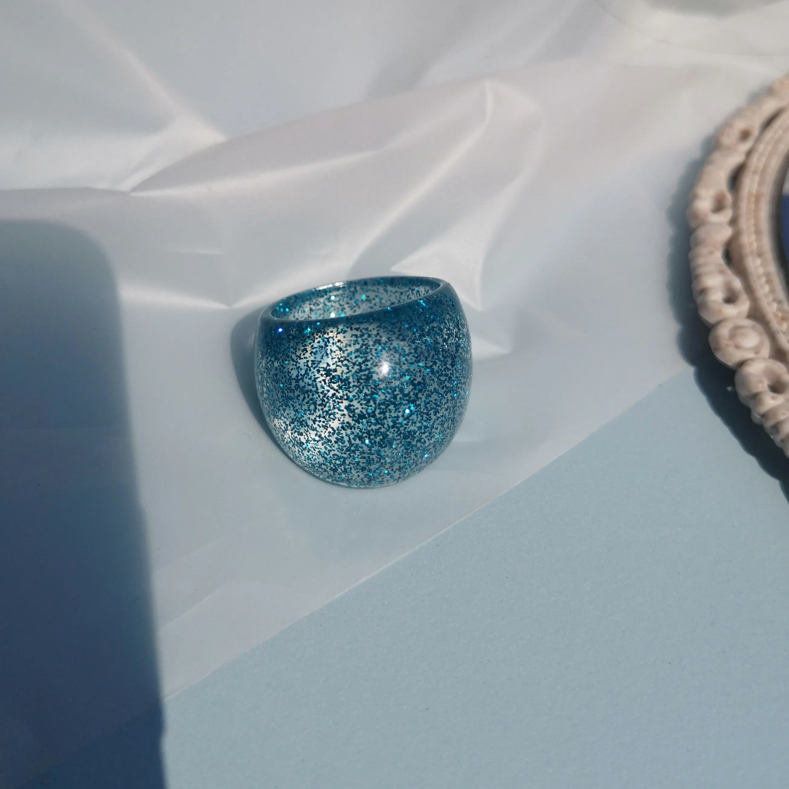 Комплект колец из прозрачного акрилового каучука с синими геометрическими