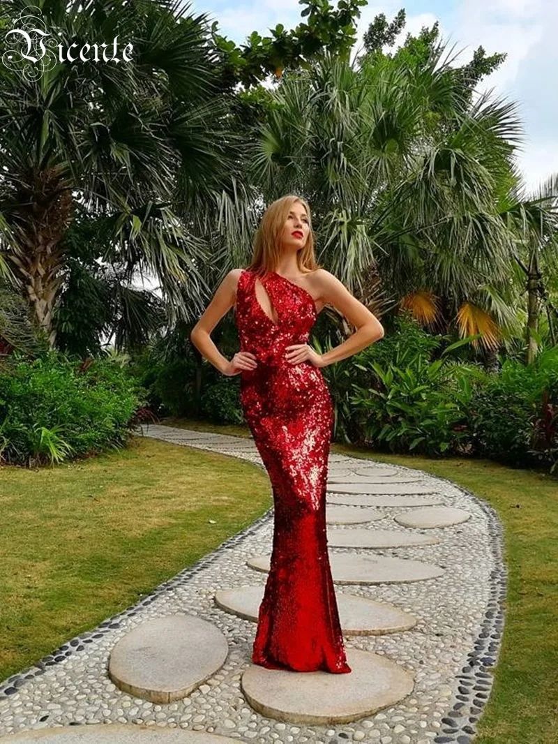 Женское длинное платье с блестками украшенное на одно плечо отверстиями для