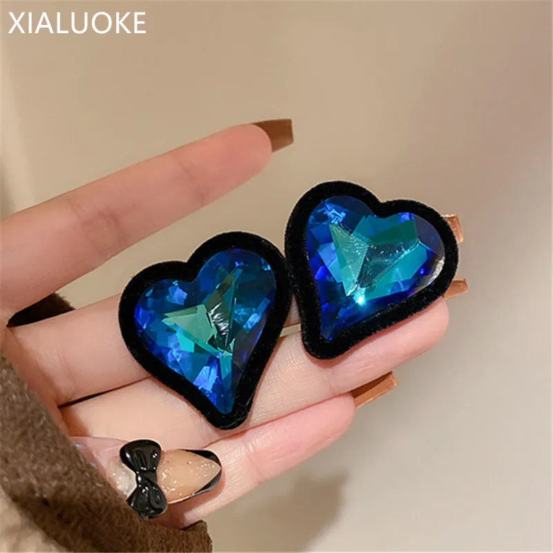 

XIALUOKE новые черные флокированные серьги-гвоздики в форме сердца с синими кристаллами для женщин Модные Винтажные зимние ювелирные аксессуа...
