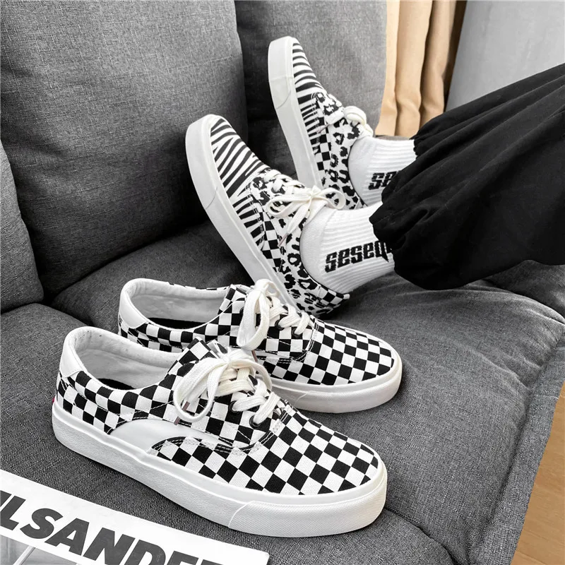 2021 New Graffiti Leopard Low up Canvas Sneakers for Men Classic White Lattice Man Board Shoes Men Flat Lace Men Vulcanize Shoes