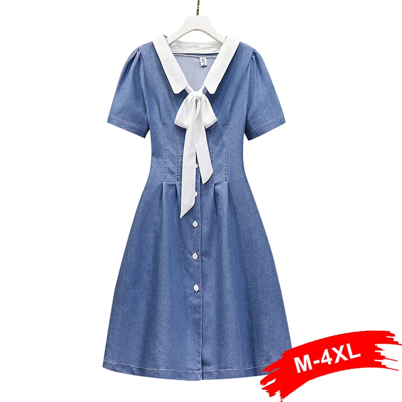 Летнее джинсовое платье средней длины с бантом воротником и оборками коротким